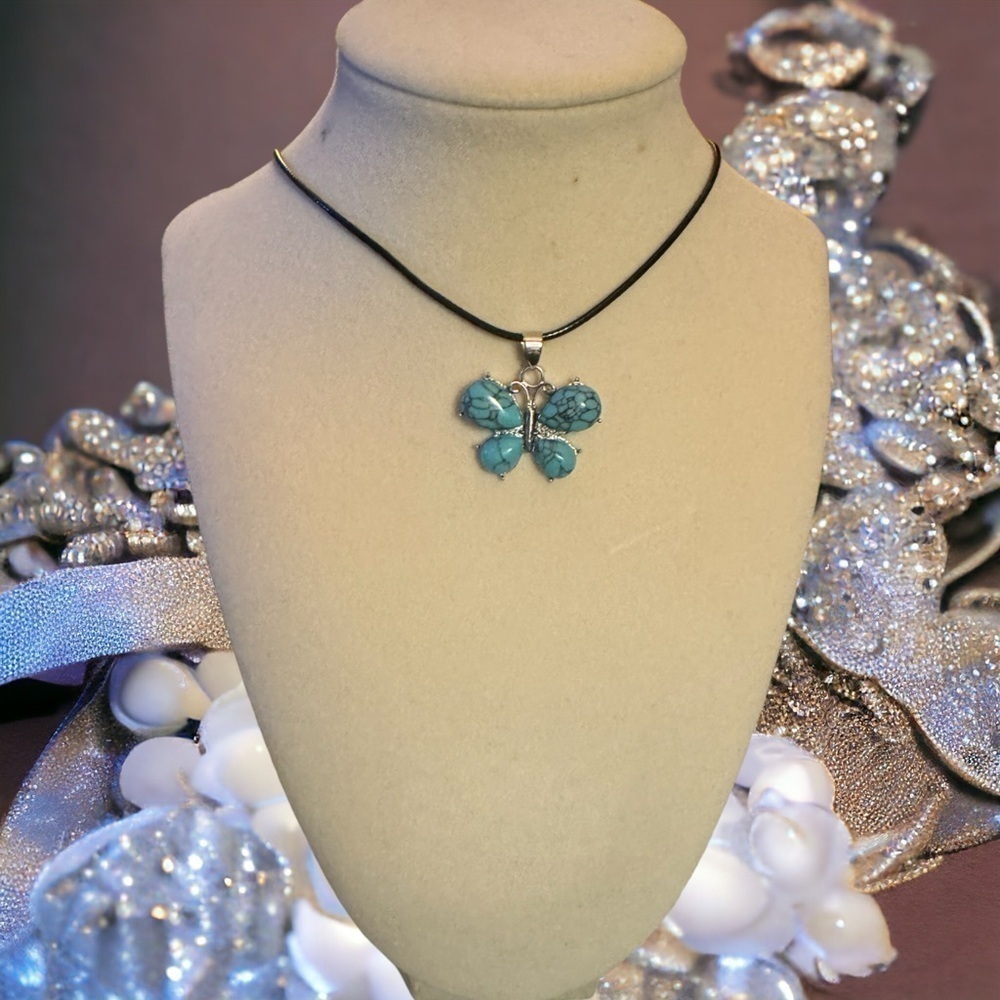 Stunning Natural Butterfly Pendant Necklace (new)